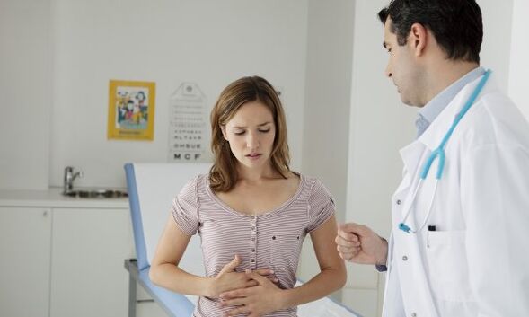 A gastroenterologist will explain in detail to a patient with pancreatitis how to eat in order not to harm the body. 